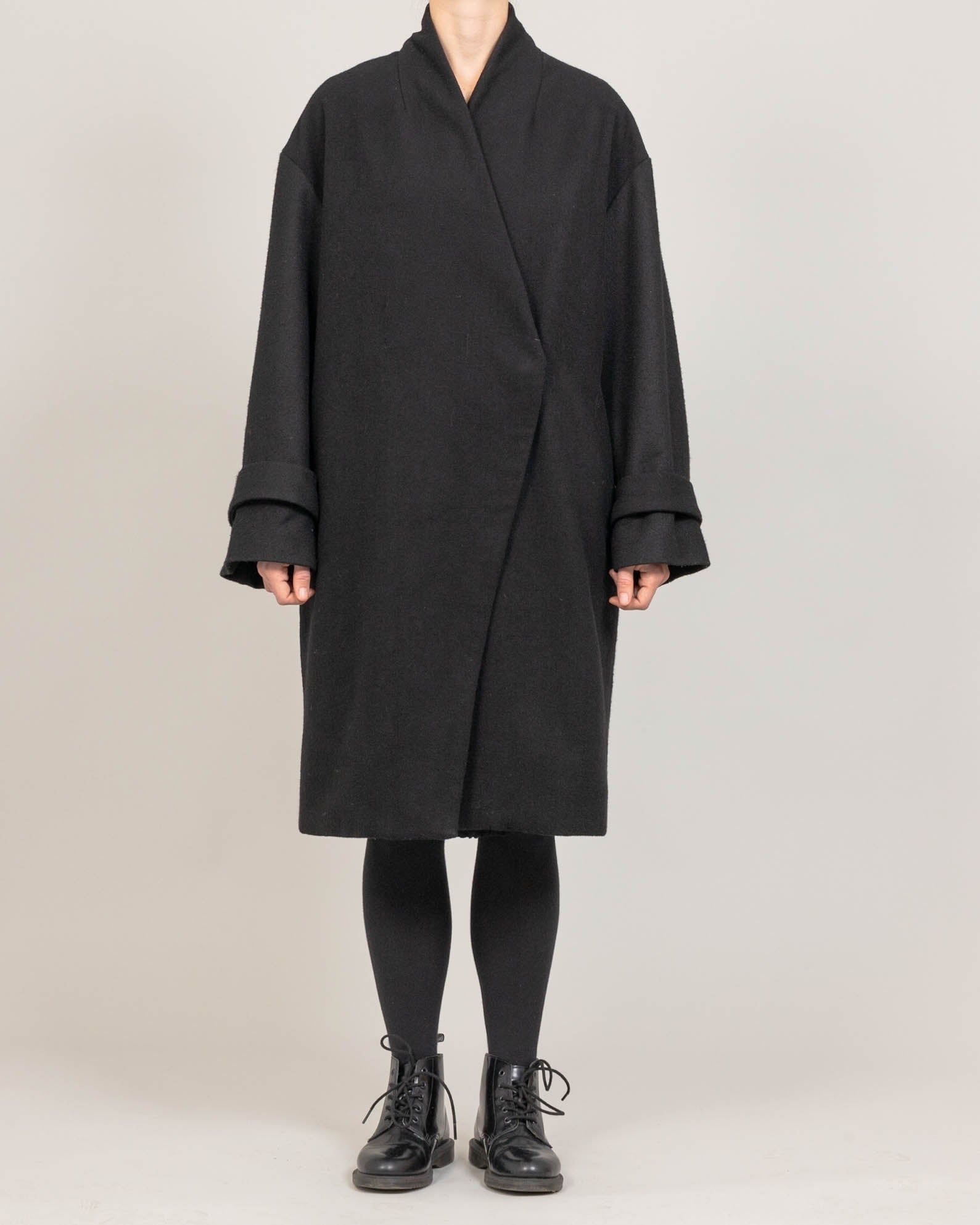 Low lapel coat. - MAE MAZE
