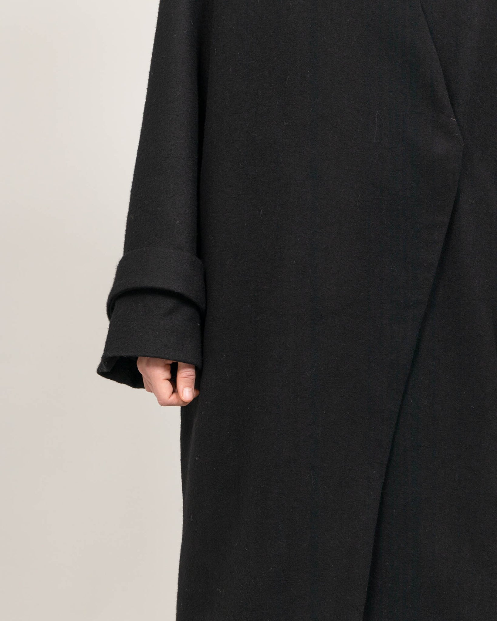 Low lapel coat. - MAE MAZE